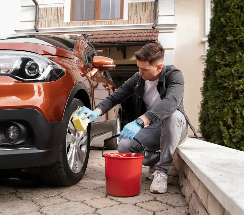 Lavage auto à domicile Chambaron sur Morge : professionnel intervenant sur un véhicule